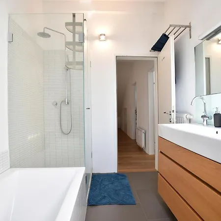 Central Spacious W Private Garden And Free Parking *