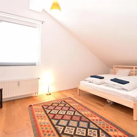 Central Spacious W Private Garden And Free Parking