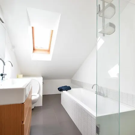 Central Spacious W Private Garden And Free Parking אינסברוק